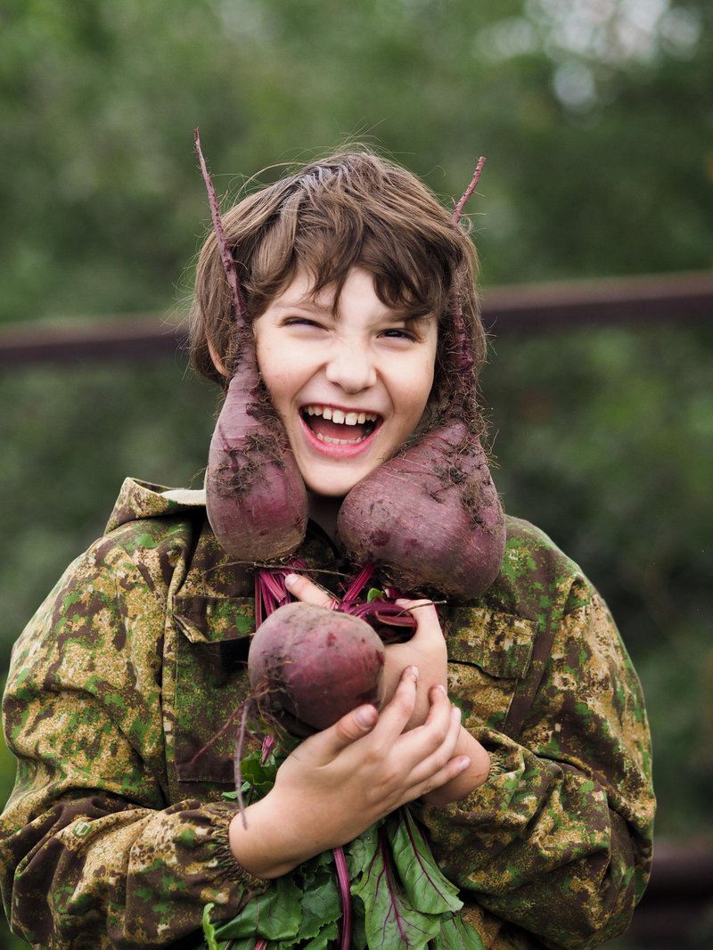 chłopiec z burakami