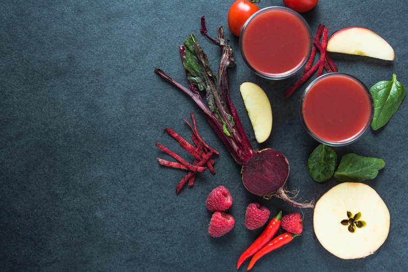 czerwony sok i owoce