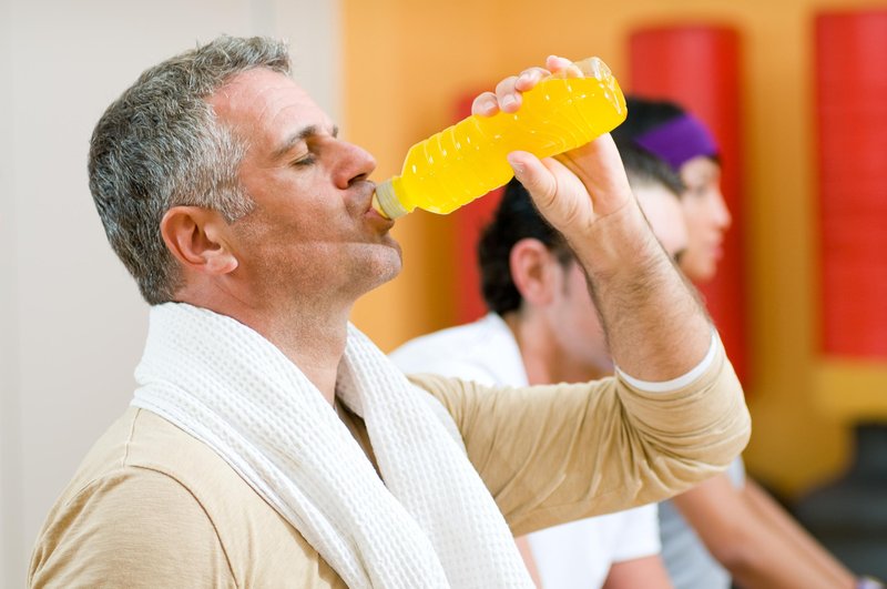 dojrzaly mezczyzna pije sok