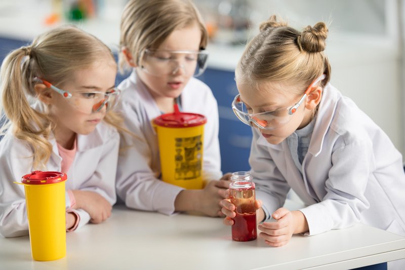 dzieci z sokami w laboratorium