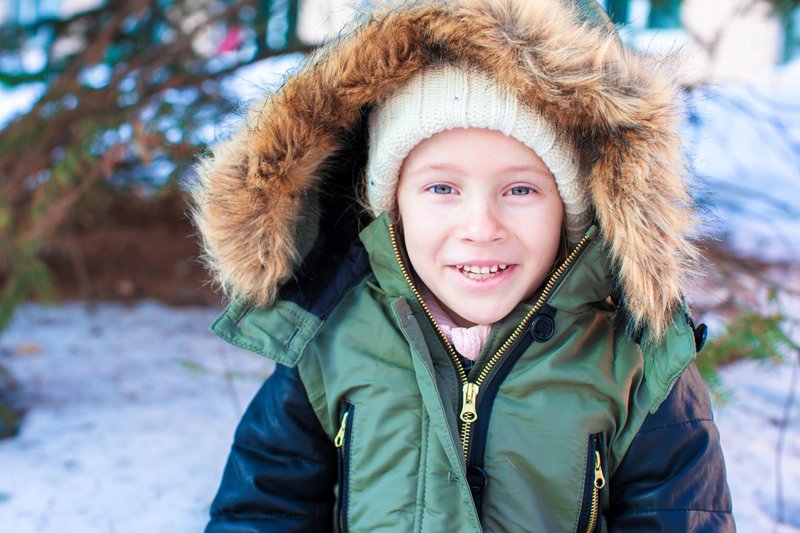 dziecko w czapce zimowej