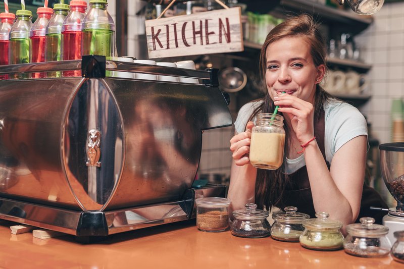 dziewczyna pije smoothie