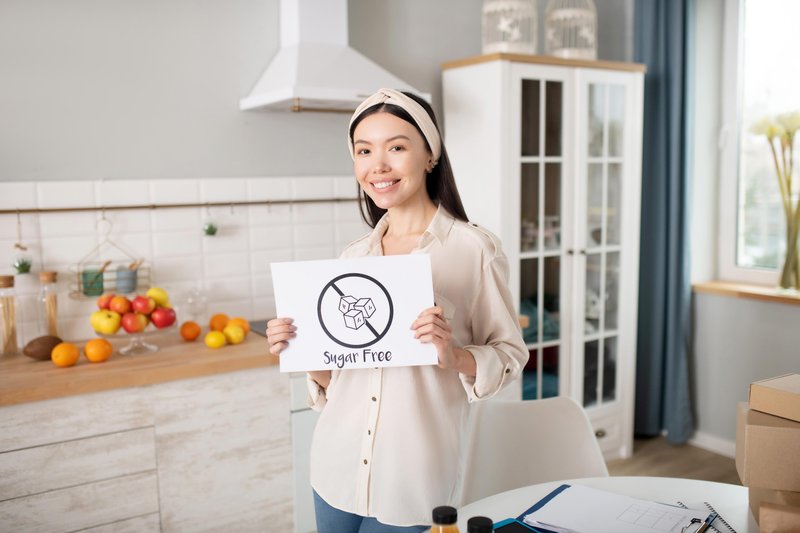 dziewczyna trzyma tabliczkę no sugar