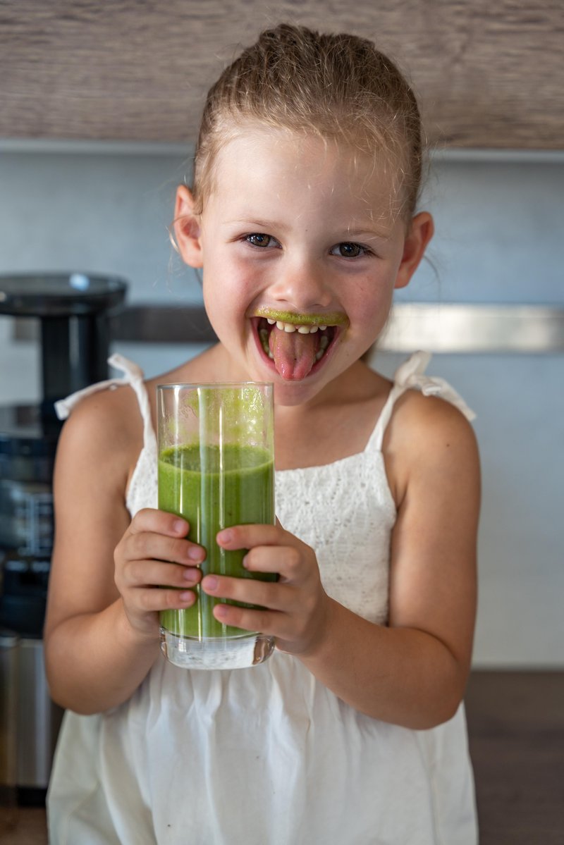 dziewczynka z zielonym sokiem uśmiech