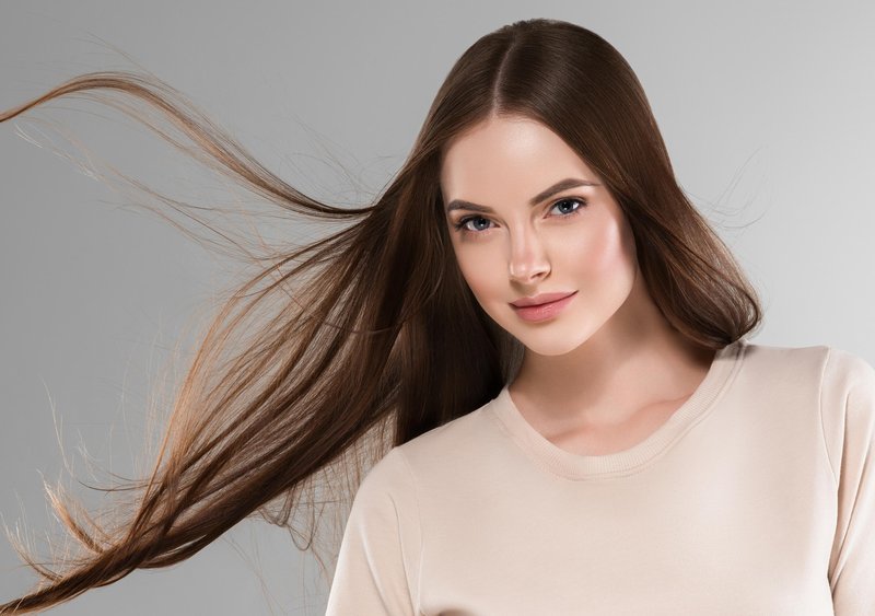 kobieta długie włosy