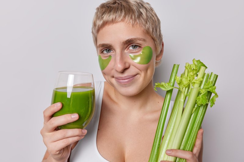 kobieta maseczka sok z selera
