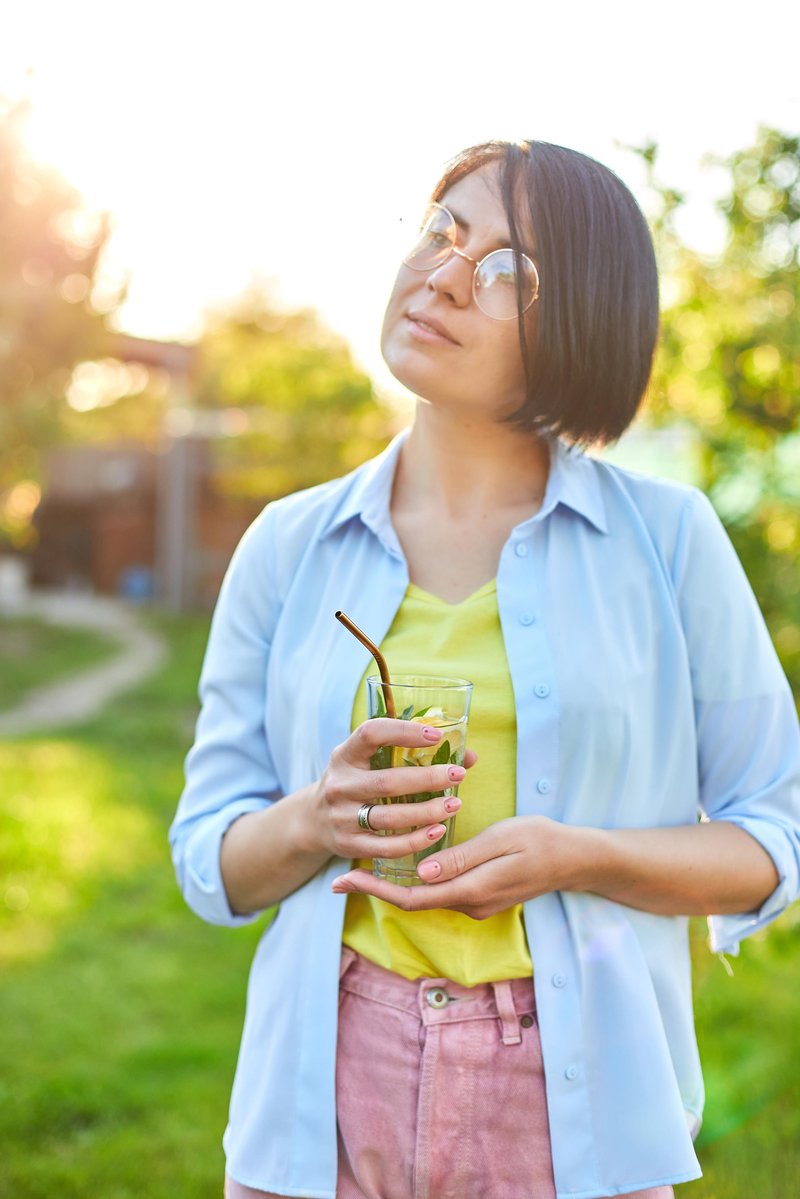 kobieta w okularach z sokiem