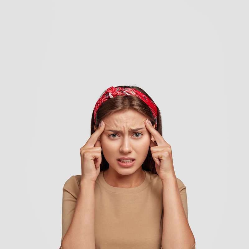 kobieta z bolącą głową