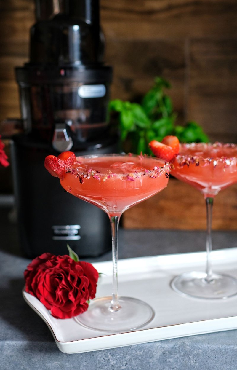 Walentynkowy sok w formie mocktailu z truskawkami