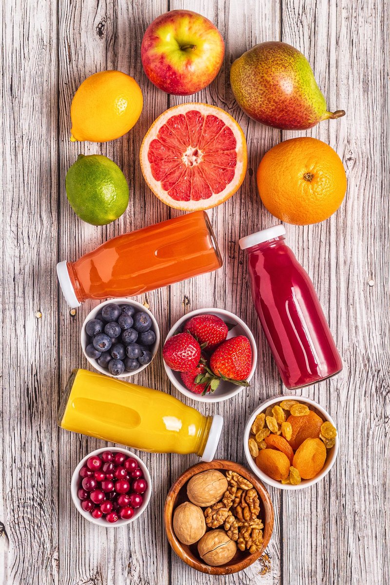 owoce i soki w butelkach