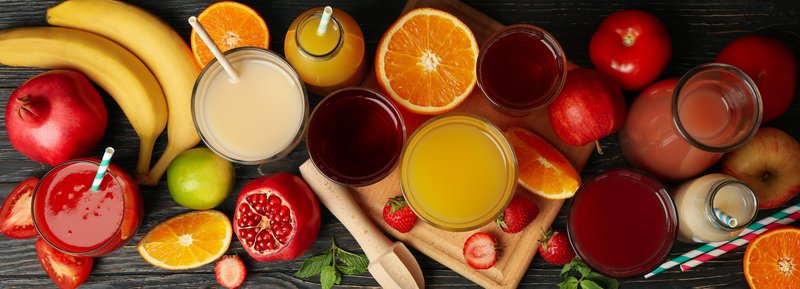 owoce i szklanki soku