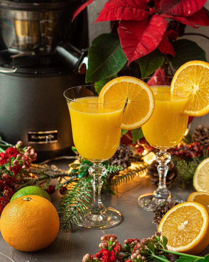 sok z pomarańczą w kieliszkach