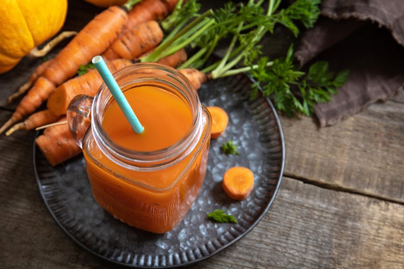 sok z marchwi słomka