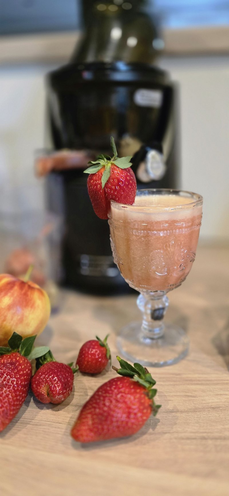 To wiosenny lekki koktajl z truskawkami i bananem