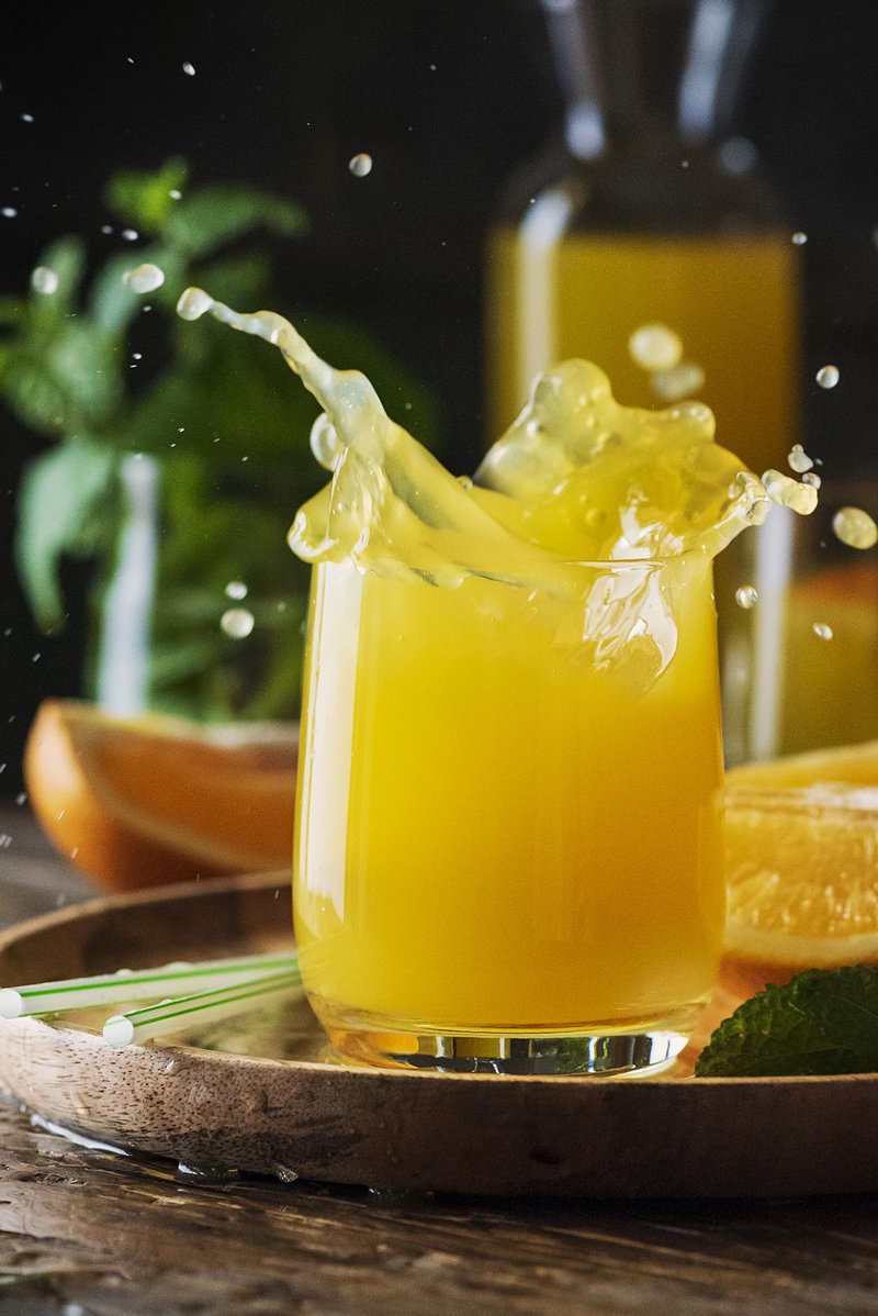 tryskający sok pomarańczowy