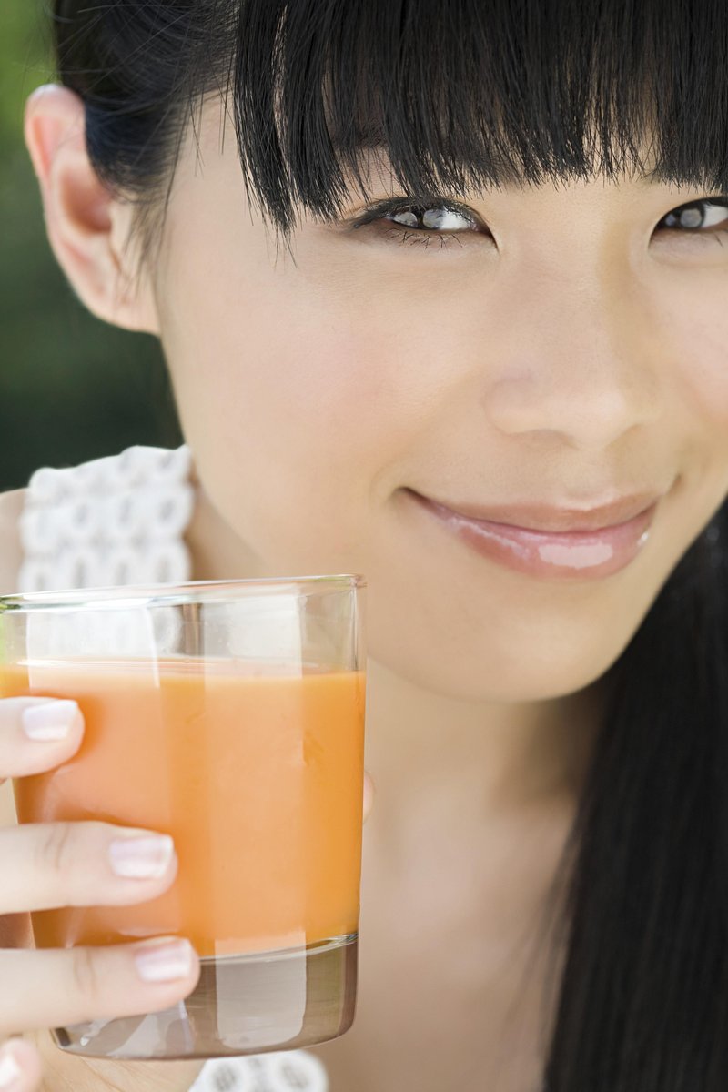 usmiech dziewczyna z sokiem z marchwi