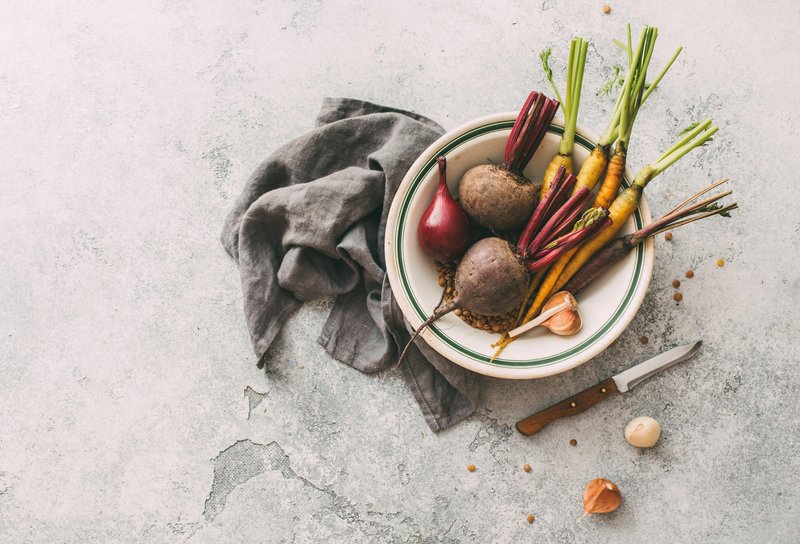 buraki i marchew z korzeniami